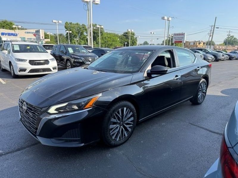 2023 Nissan Altima 2.5 SV photo 3