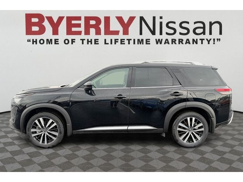 2025 Nissan Pathfinder Platinum's photo