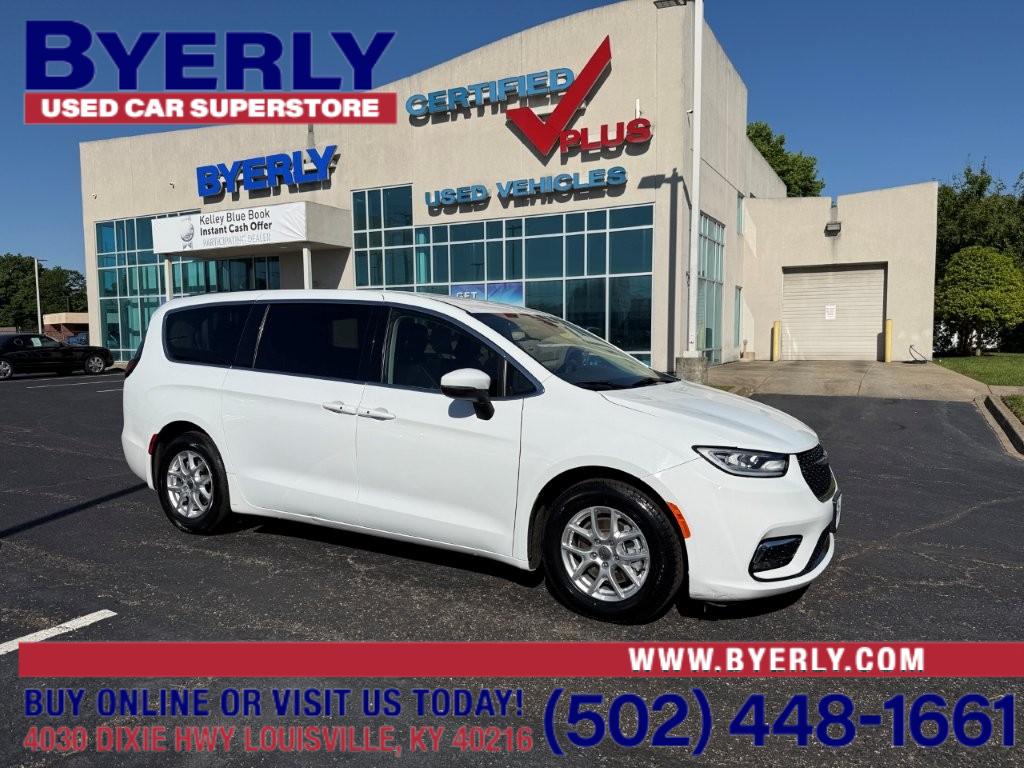 2023 Chrysler Pacifica Touring L's photo