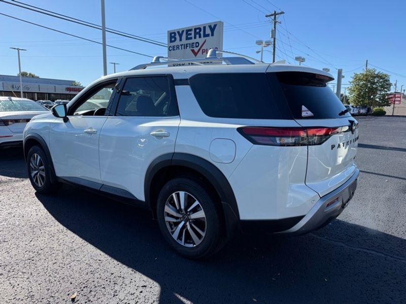 2024 Nissan Pathfinder SL photo 4