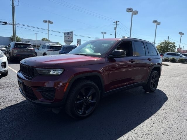 2023 Jeep Grand Cherokee Laredo photo 3