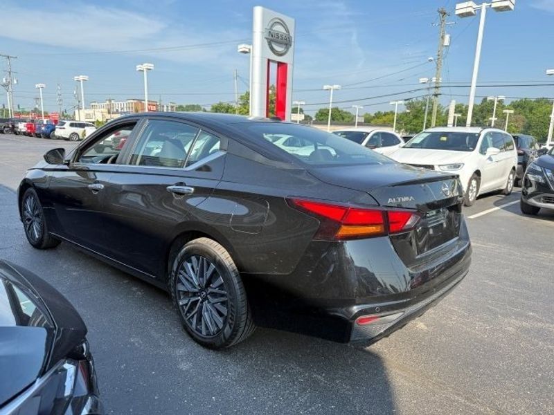 2023 Nissan Altima 2.5 SV photo 4
