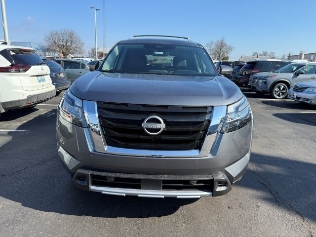 2025 Nissan Pathfinder SL photo 2