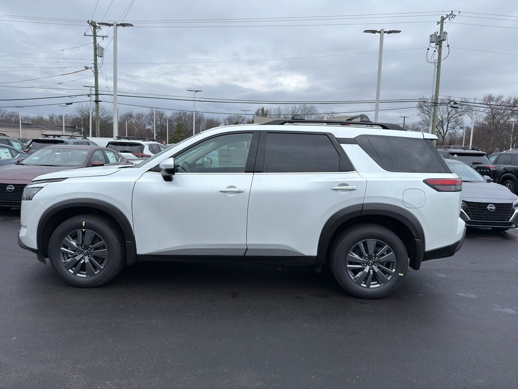 2025 Nissan Pathfinder SV's photo