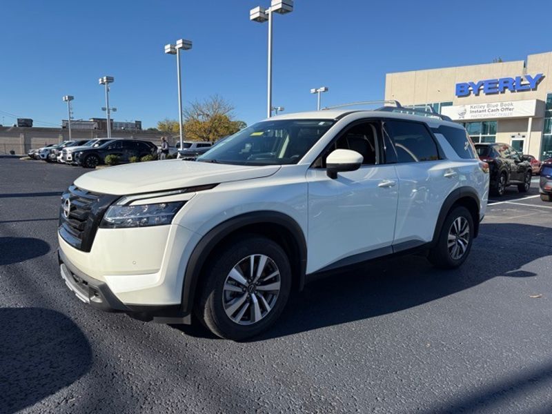 2024 Nissan Pathfinder SL photo 3