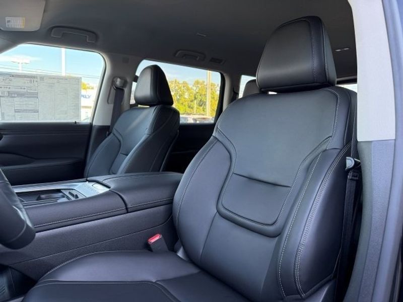 2026 Nissan Armada SV - Photo 16