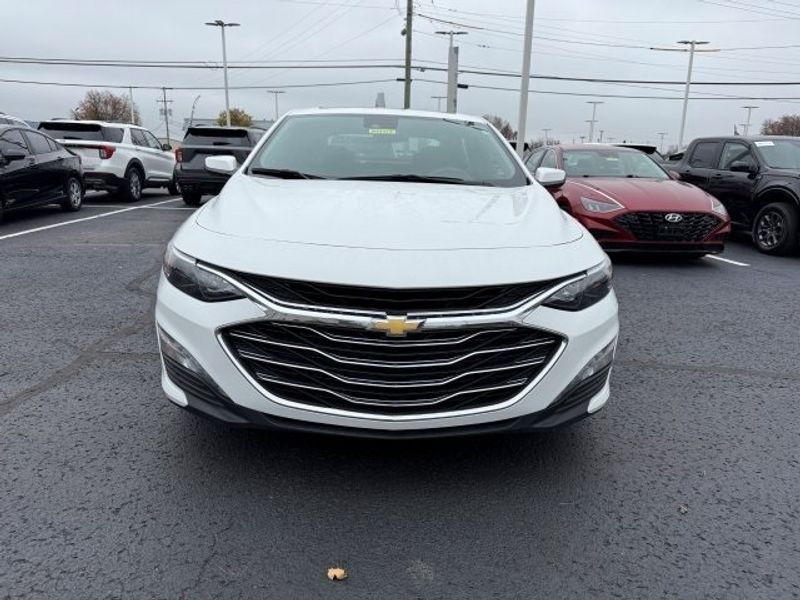 2023 Chevrolet Malibu 1LT photo 2