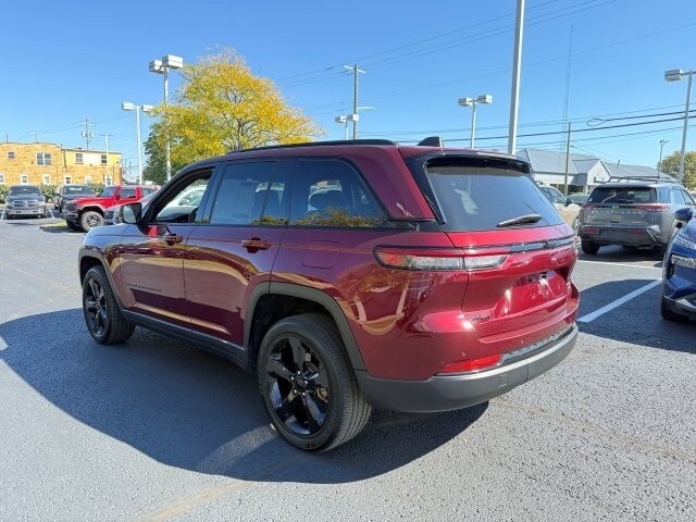 2023 Jeep Grand Cherokee Laredo photo 4