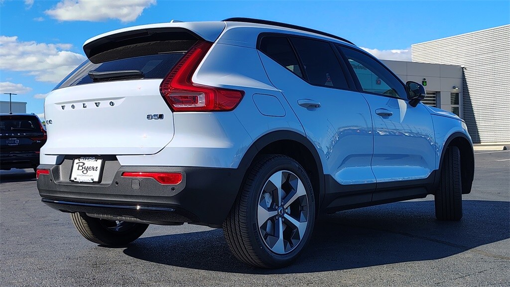 2026 Volvo XC40 Plus photo 2
