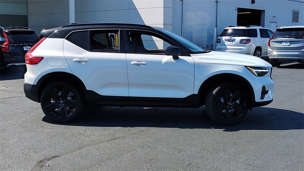 2026 Volvo XC40 photo 2
