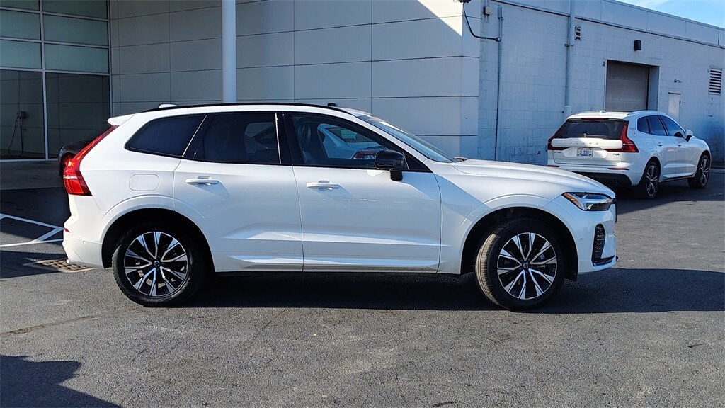 2025 Volvo XC60 B5 Plus photo 2