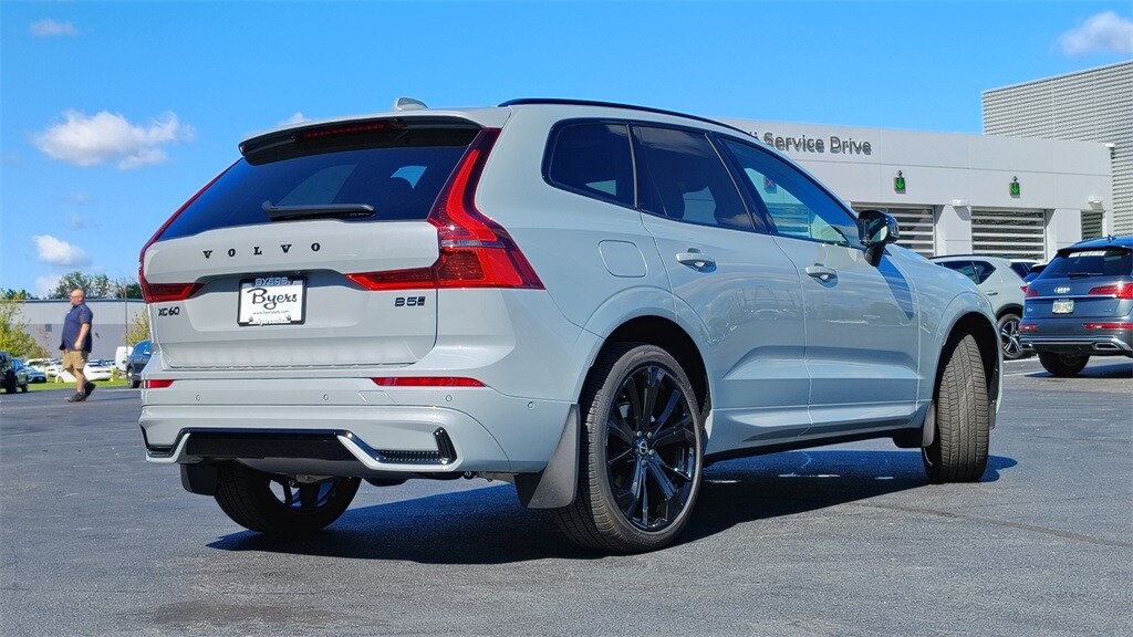 2026 Volvo XC60 B5 Black Edition photo 2