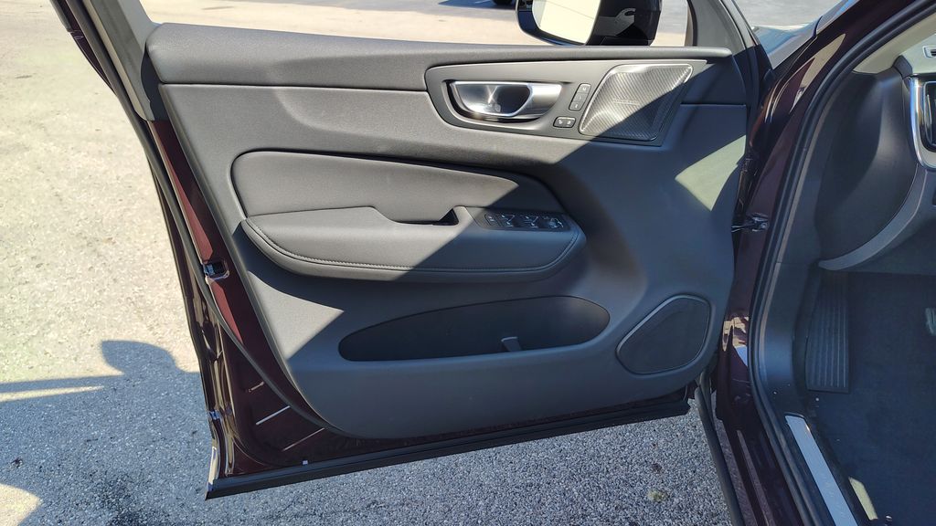 2026 Volvo XC60 Plus - Photo 8