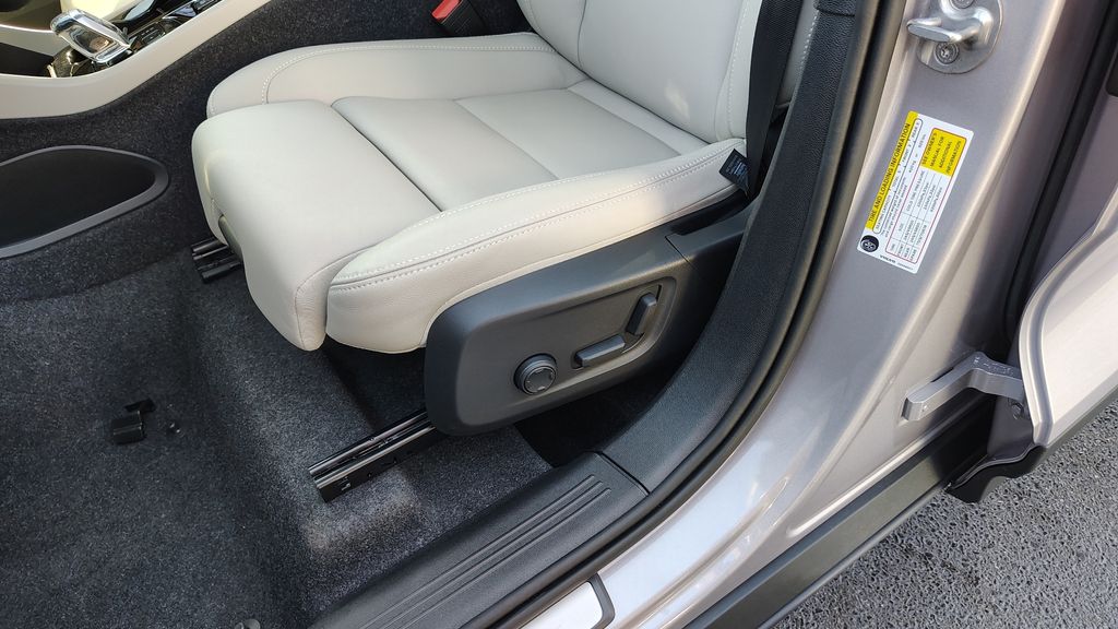 2026 Volvo XC40 Ultra - Photo 11