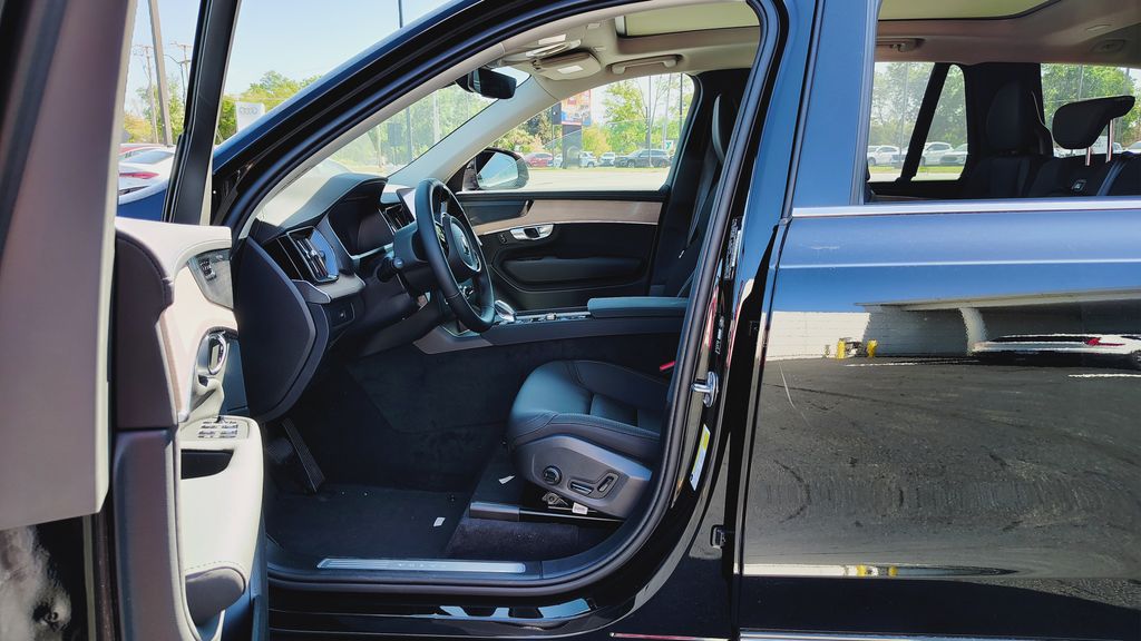 2026 Volvo XC90 Plus - Photo 7
