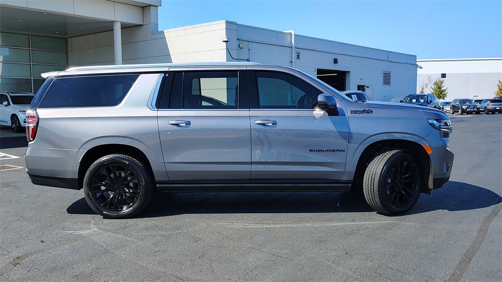 2021 Chevrolet Suburban High Country photo 2