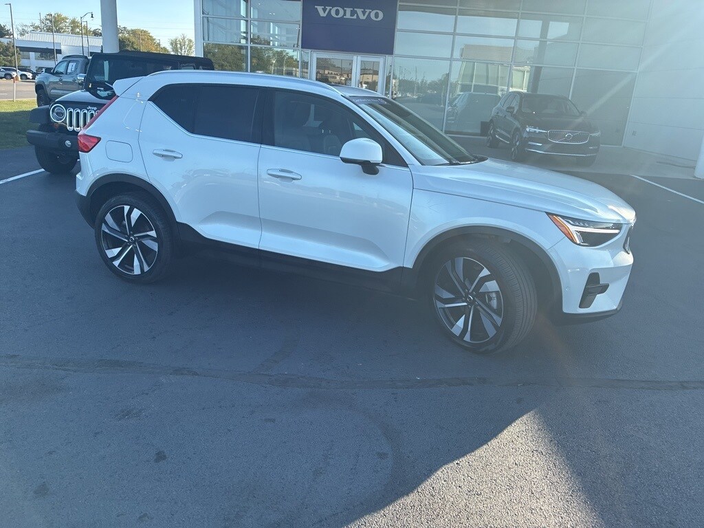 2025 Volvo XC40 Plus photo 2