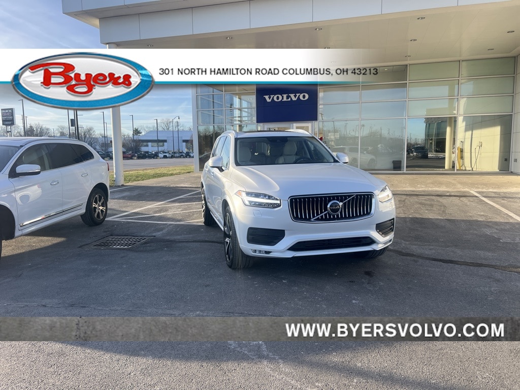 2022 Volvo XC90 Momentum's photo