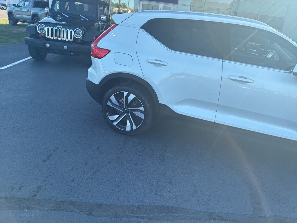 2025 Volvo XC40 Plus photo 3