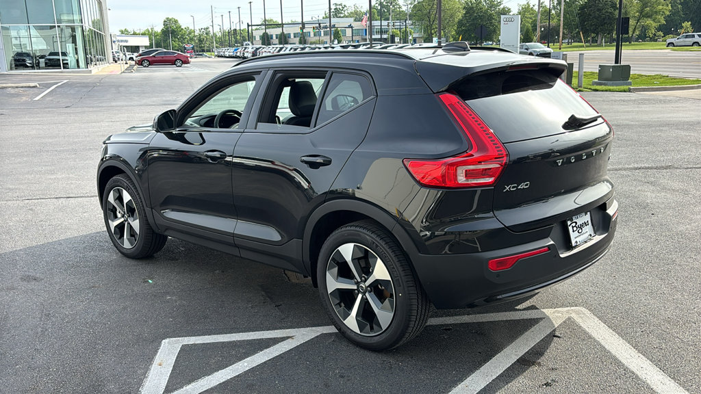 New 2026 Volvo XC40 B5 Core SUV