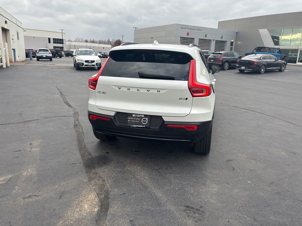 2025 Volvo XC40 Plus photo 2