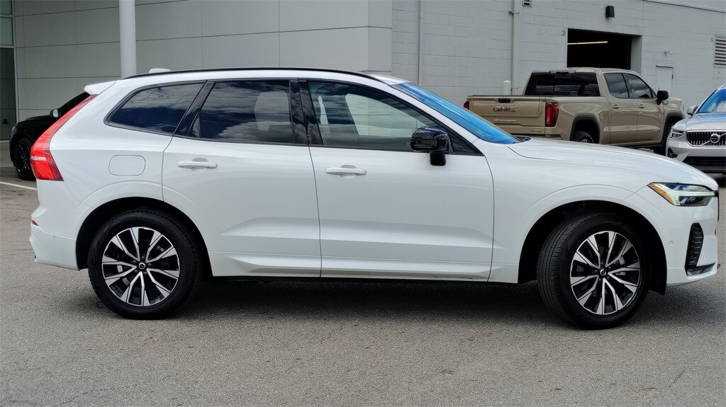 2025 Volvo XC60 B5 Plus photo 2