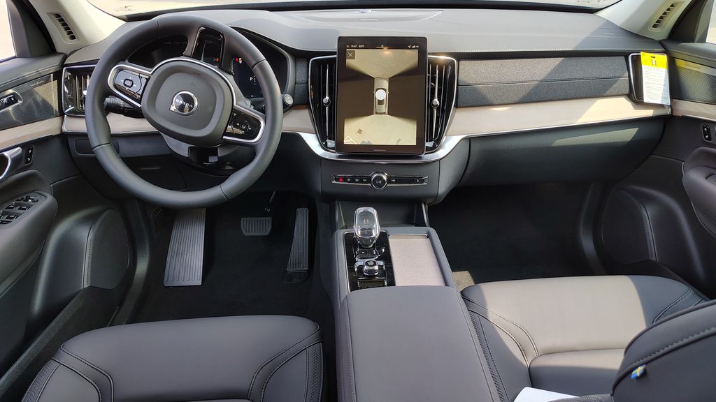2026 Volvo XC90 Plus - Photo 8