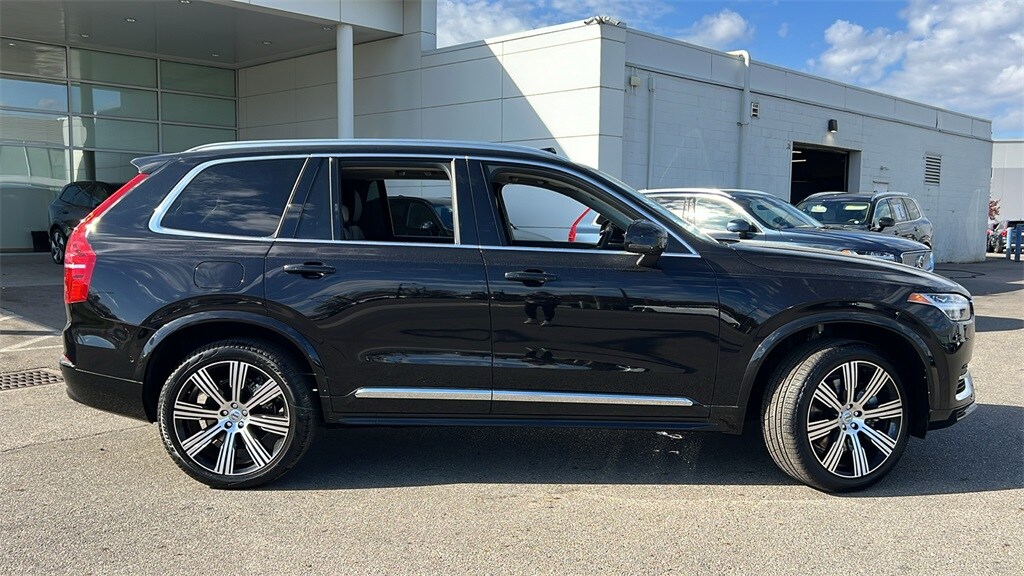2025 Volvo XC90 T8 Plus photo 2