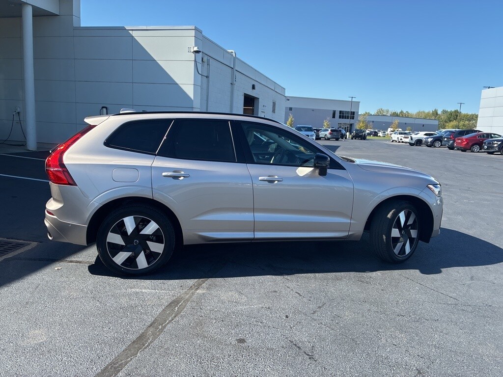 2025 Volvo XC60 Hybrid T8 Plus photo 2
