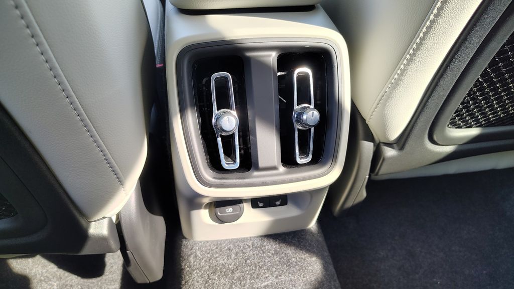 2026 Volvo XC40 Ultra - Photo 30