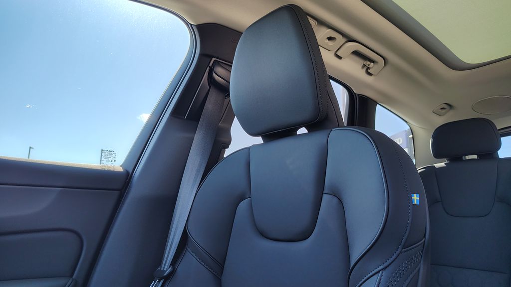 2026 Volvo XC60 Plus - Photo 25