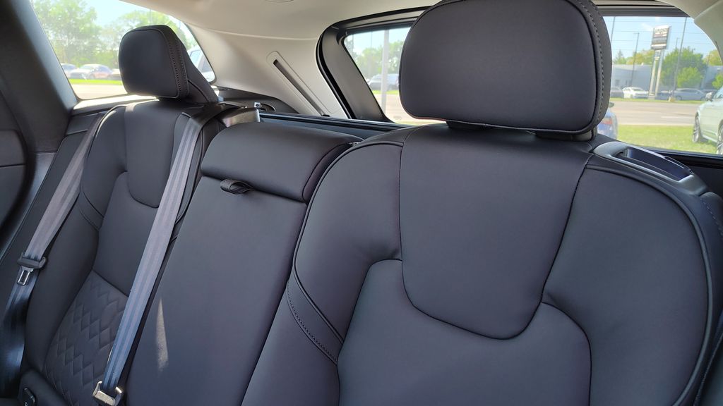 2026 Volvo XC60 Plus - Photo 30