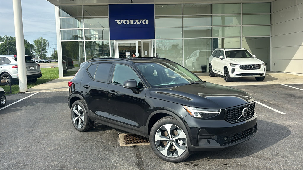 New 2026 Volvo XC40 B5 Core SUV