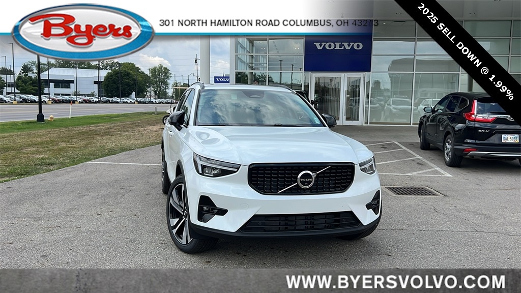 2025 Volvo XC40 B5 Plus Dark Theme