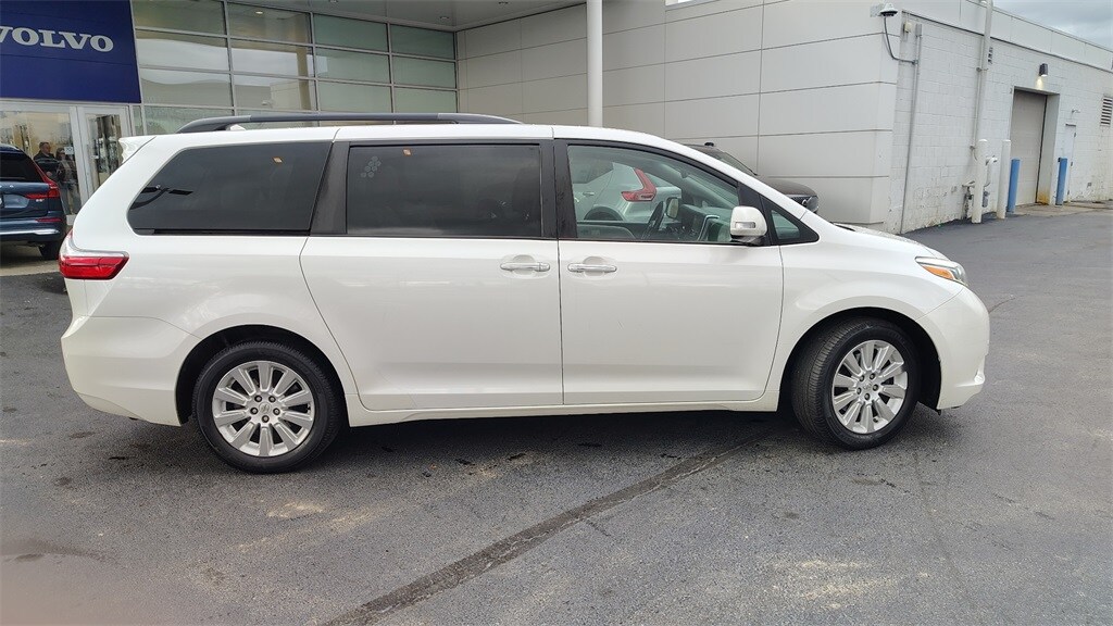 2015 Toyota Sienna Limited photo 2