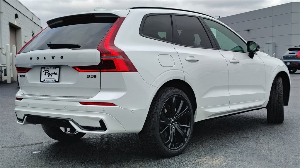 2026 Volvo XC60 B5 Black Edition photo 2