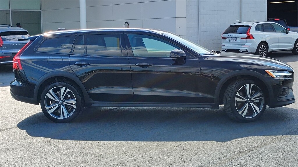 2025 Volvo V60 Cross Country B5 photo 2