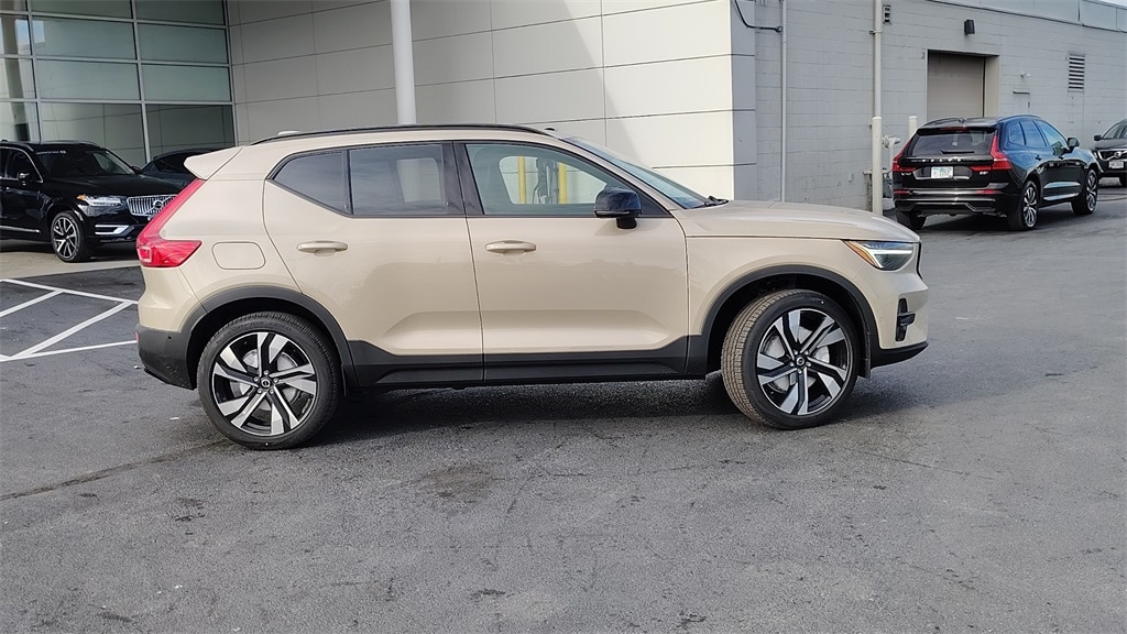 New 2026 Volvo XC40 B5 Ultra SUV