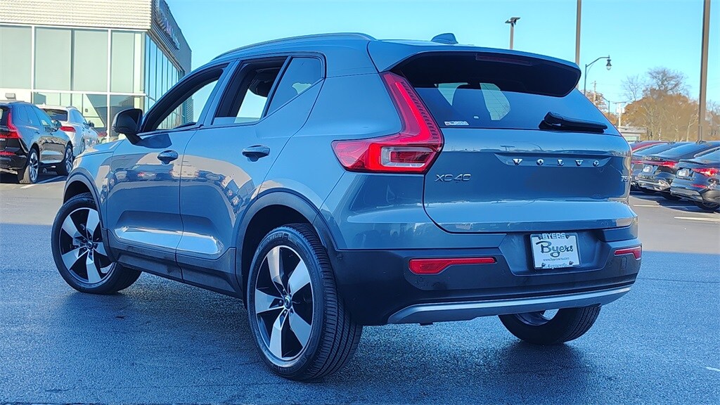 2021 Volvo XC40 Momentum photo 2