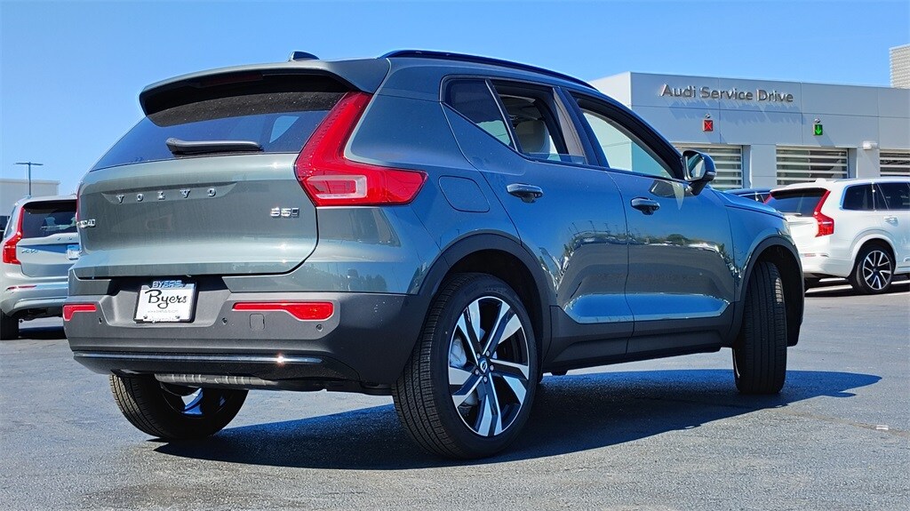 2026 Volvo XC40 Plus photo 2