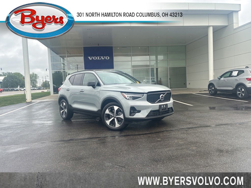 2025 Volvo XC40 B5 Plus Dark AWD's photo