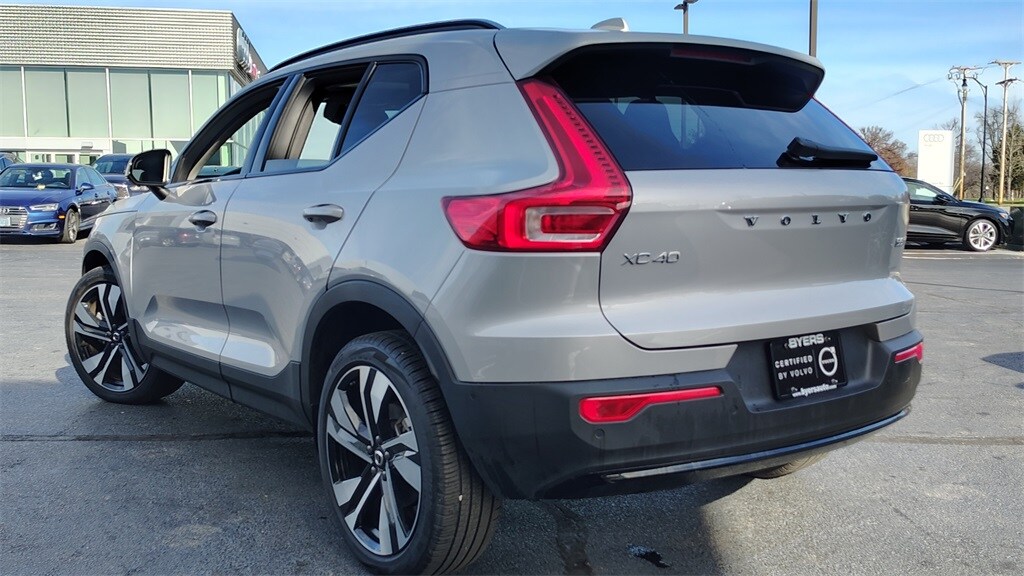 2025 Volvo XC40 Plus photo 4