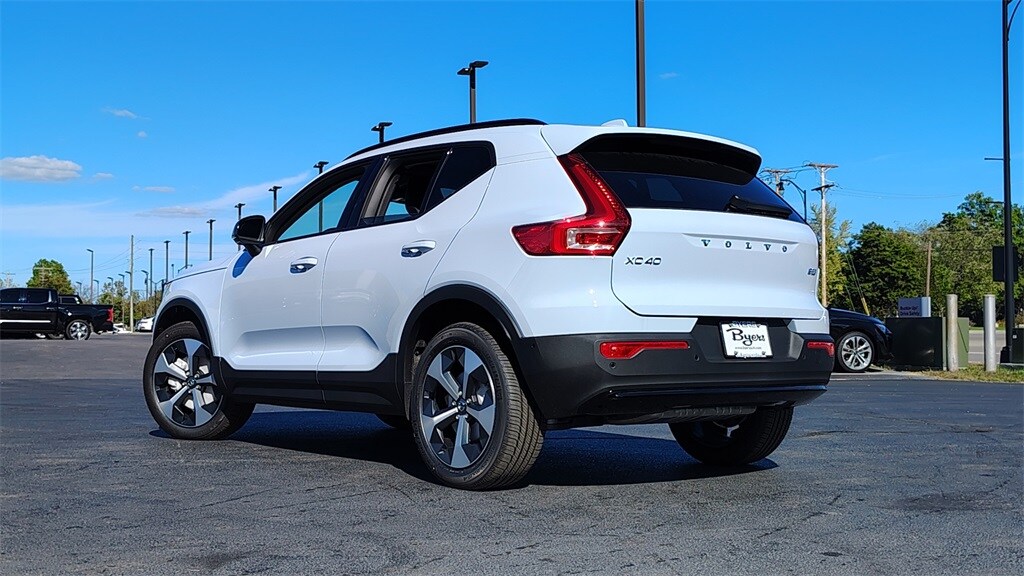 2026 Volvo XC40 Plus photo 3