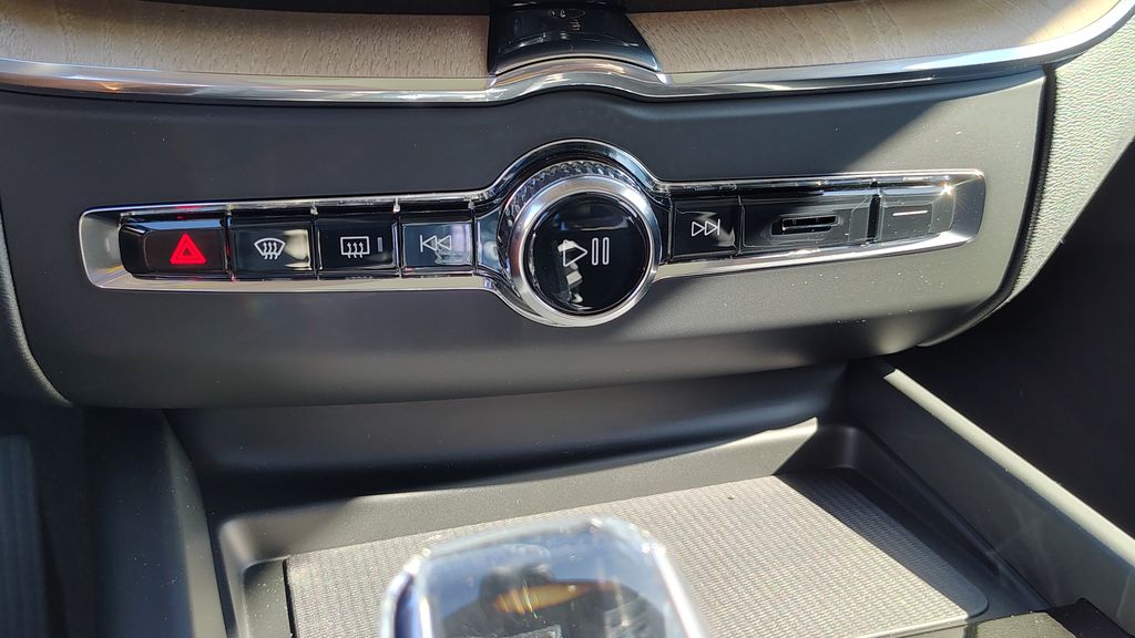 2026 Volvo XC60 Plus - Photo 23