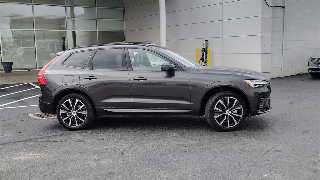 2025 Volvo XC60 B5 Plus photo 2