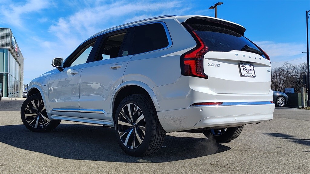 2025 Volvo XC90 Core T8 photo 3