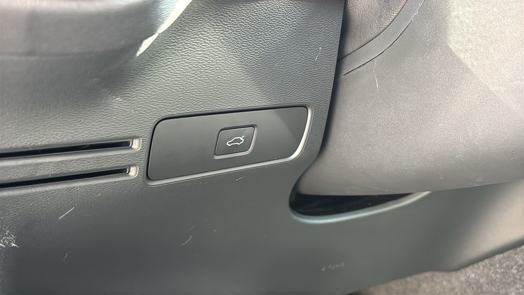 2026 Volvo XC40 Plus - Photo 13