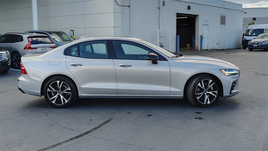 2025 Volvo S60 B5 Core photo 2