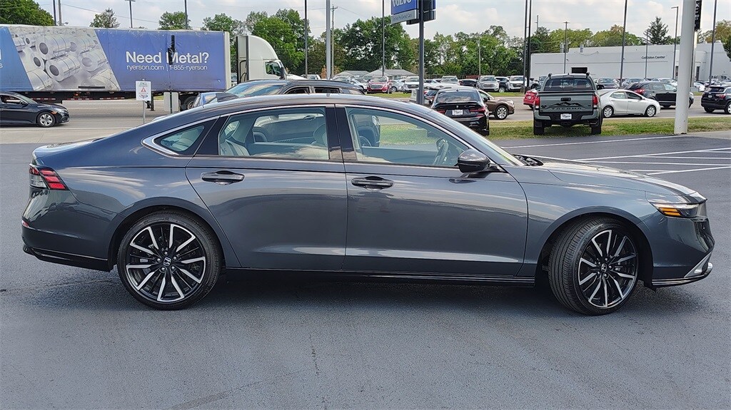 2023 Honda Accord Touring photo 2