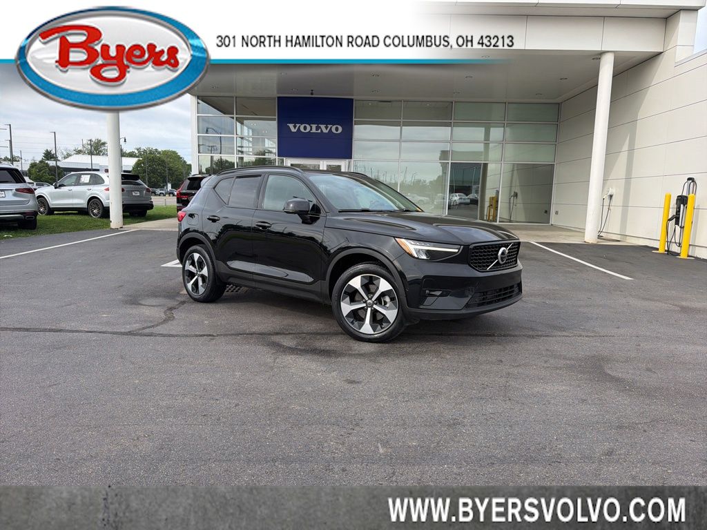 2023 Volvo XC40 B5 Plus Dark AWD's photo